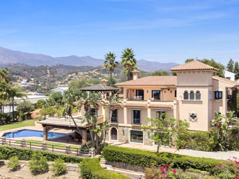 Country villa with land for sale near Estepona on the Costa del Sol